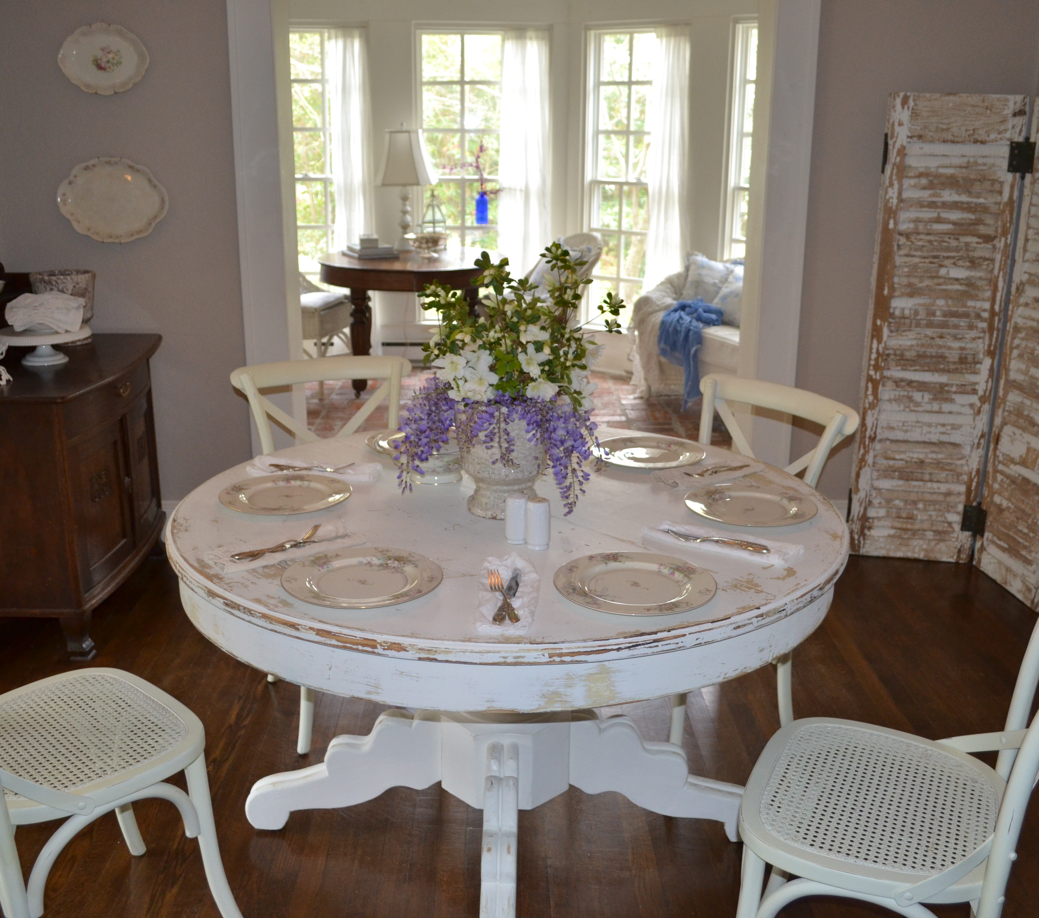 dining room with Spring centerpiece