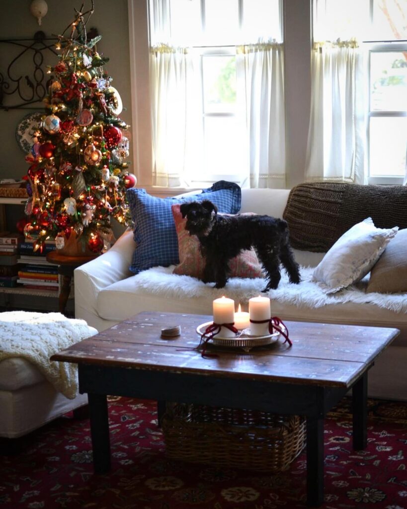 Cottage Fix Blog - Christmas cottage living room